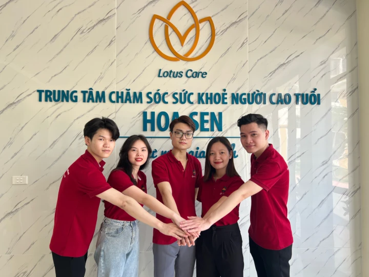 Giao lưu với các cháu sinh viên trường Đại học Công Nghiệp