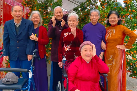 NGƯỜI CAO TUỔI Ở LOTUS CARE HOÀ NHỊP HỘI CHỢ TẾT PHƯỜNG XUÂN PHƯƠNG