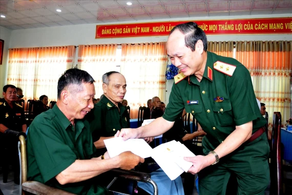 CHĂM LO ĐỜI SỐNG NGƯỜI CÓ CÔNG NHÂN KỶ NIỆM 51 NĂM NGÀY GIẢI PHÓNG MIỀN NAM, THỐNG NHẤT ĐẤT NƯỚC